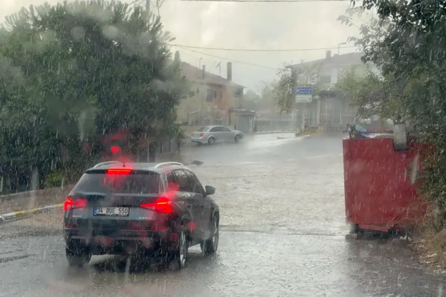 İstanbul'da sağanak yağış: Gaziosmanpaşa'da yollar göle döndü 20 İstanbul'da sağanak yağış: Gaziosmanpaşa'da yollar göle döndü 20