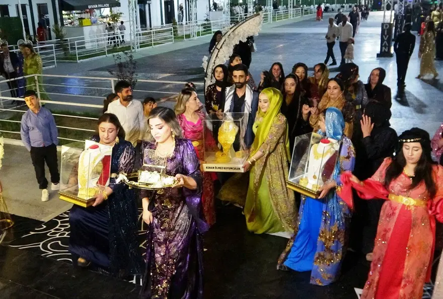 Van'da aşiret düğünü: Geline 3 kilo altın, damada 3 milyon TL takıldı Van'da aşiret düğünü: Geline 3 kilo altın, damada 3 milyon TL takıldı
