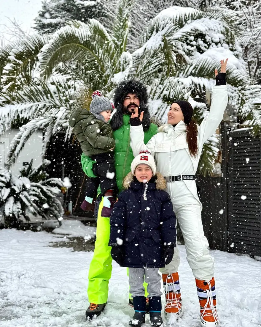 Fahriye Evcen ile Burak Özçivit karın keyfini çıkardı! Aile pozları gündem oldu 4