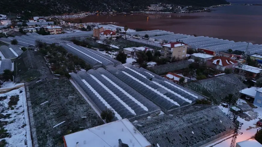 Antalya'da sel ve dolu: Yollar kapandı, sahiller çamur rengine döndü 1