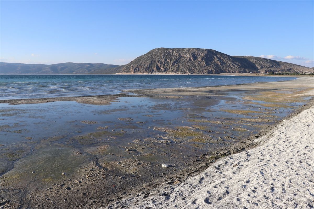 Bakanlıktan, Salda Gölü kıyısındaki renk değişikliği iddialarına ilişkin açıklama