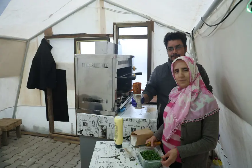 Depremde kaldıkları çadır şimdi ekmek tekneleri oldu: Eşi ve çocuklarıyla hayata böyle tutunuyor 2 Depremde kaldıkları çadır şimdi ekmek tekneleri oldu: Eşi ve çocuklarıyla hayata böyle tutunuyor 2