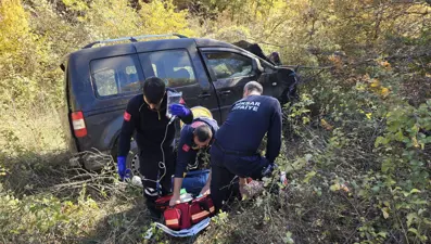 Tokat'ta uçuruma yuvarlanan araçtan 2 kişi sağ kurtuldu