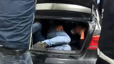 Otomobilin bagajından kaçak göçmen çıktı