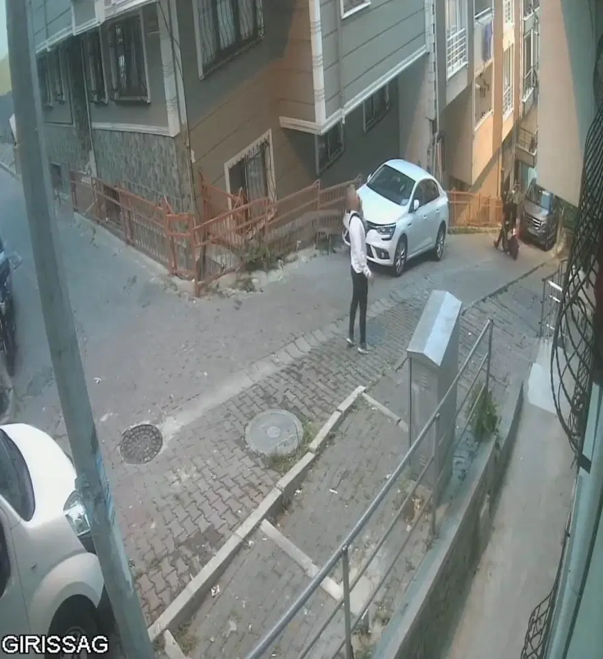 İstanbul’da film gibi olay: İki kapkaççı çıkmaz sokağa girdi 1