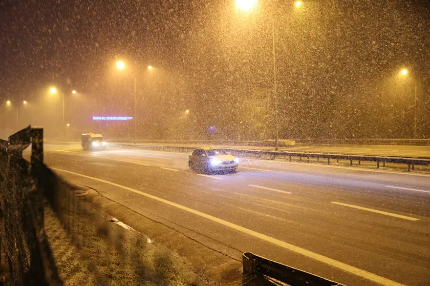 İstanbul'da 7 yıl aradan sonra kasımda kar yağdı 15