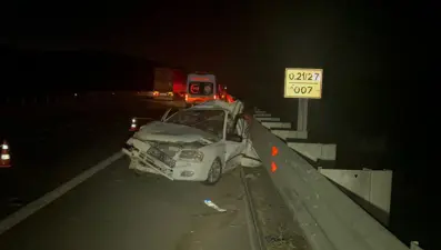 Niğde’de TIR, emniyet şeridinde bekleyen otomobile çarptı: 3 ölü