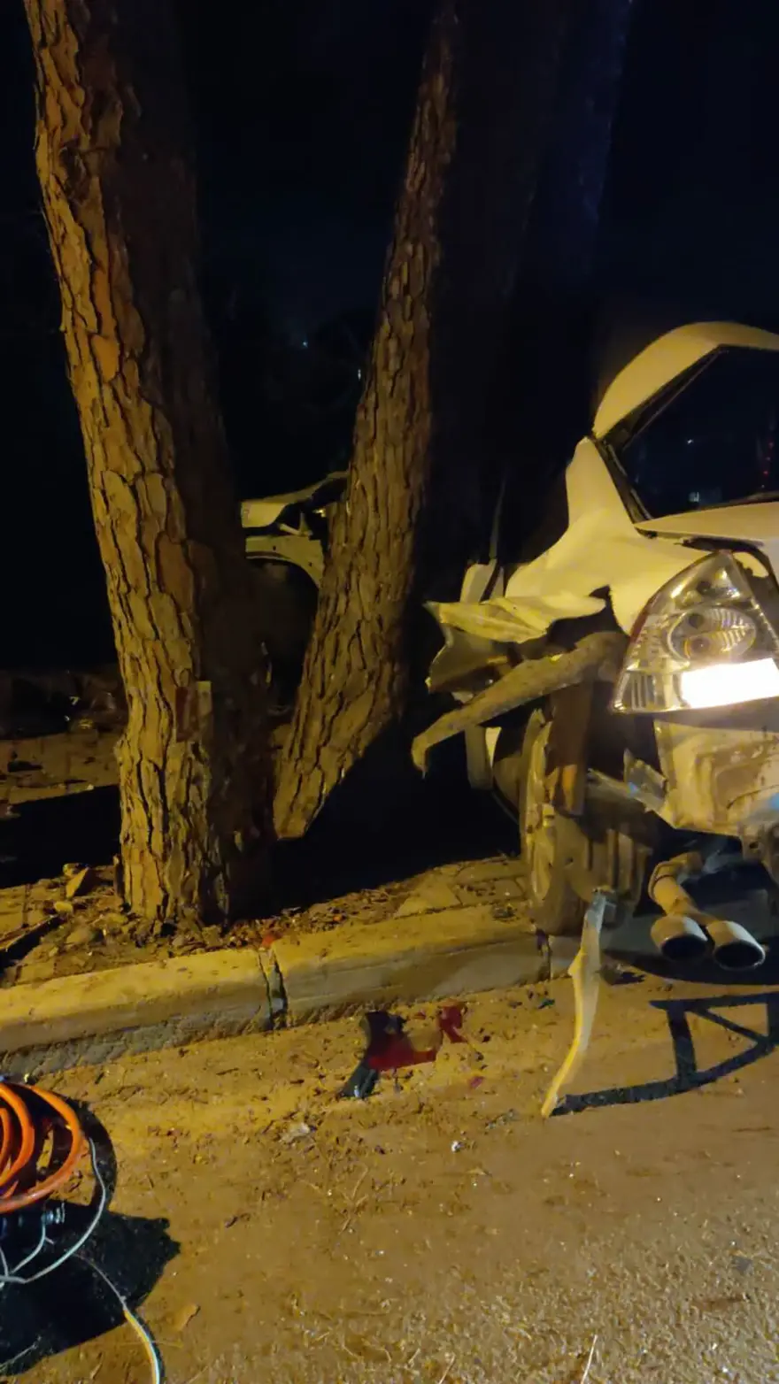 Urla'da feci kaza: Otomobil ikiye yarıldı, 2 kişi araçtan fırladı 6