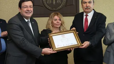 Çanakkale Belediye Başkanı Muharrem Erkek mazbatasını aldı