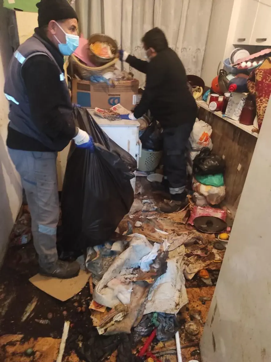 Anne ile oğlunun yaşadığı evden 45 ton çöp çıktı 6 Anne ile oğlunun yaşadığı evden 45 ton çöp çıktı 6