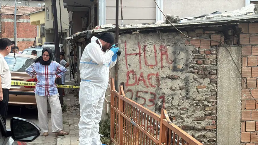 Gecekonduda vahşet anları! Yumurta çırpan ev arkadaşının boğazını kesti 