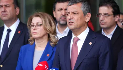 Özgür Özel'den Sırrı Süreyya Önder'in tedavi gördüğü hastaneye ziyaret