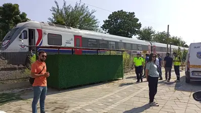 Raylardan geçerken tren çarptı
