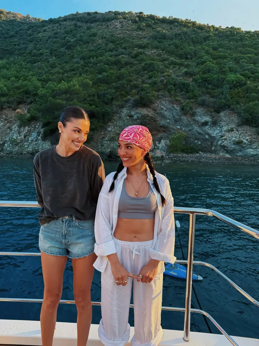 Hande Erçel tekne pozlarıyla beğeni topladı 2