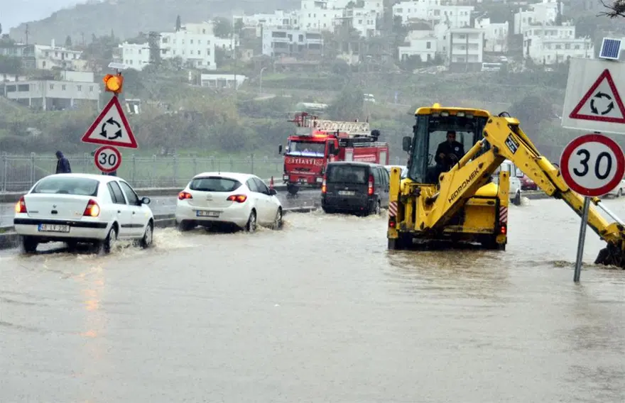 Bodrum'u sel aldı 1 Bodrum'u sel aldı 1