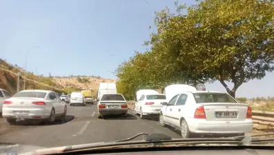 Sürücüler kaputu açıp bekledi