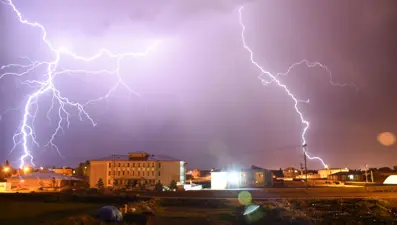 Yıldırım ve şimşekler geceyi gündüze çevirdi