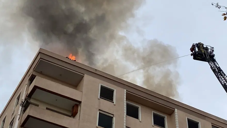 Ataşehir'de 8 katlı metruk binanın çatısı alev alev yandı 