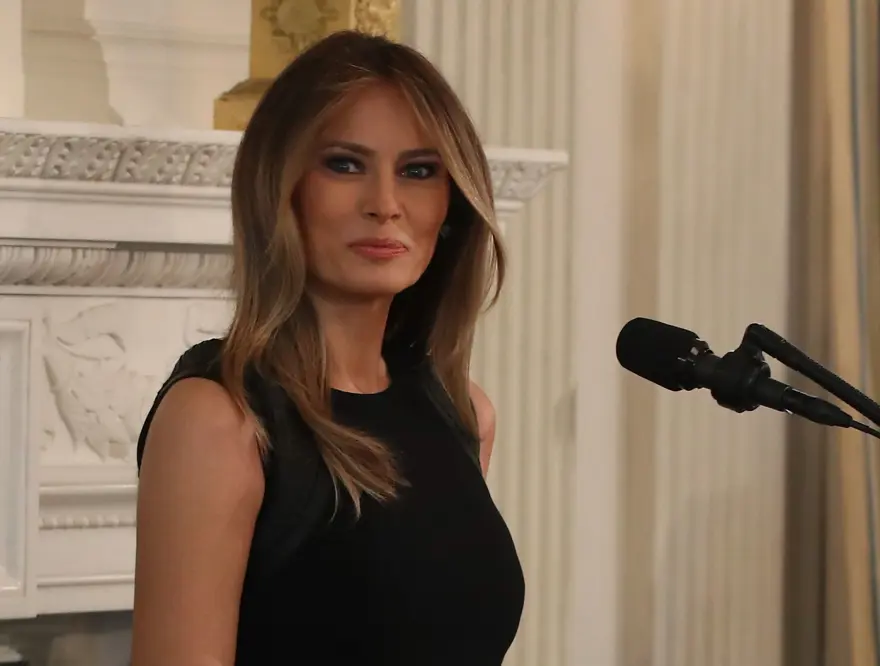 Melania Trump’ın tartışma yaratan resmi Beyaz Saray portresi 6