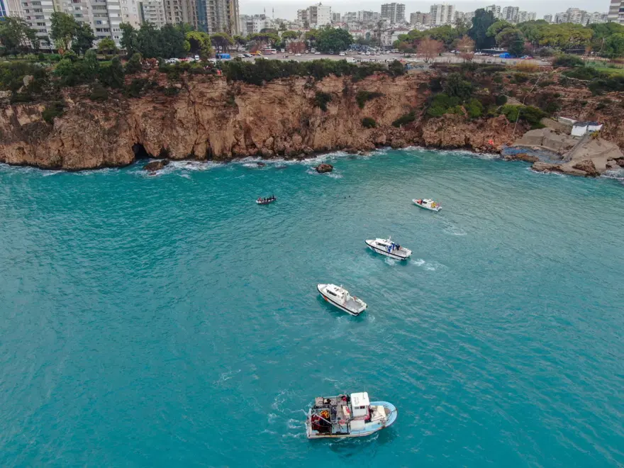 Antalya’da falezlere düşen araç: Gelişmiş cihazlar bir noktada sinyal verdi 8 Antalya’da falezlere düşen araç: Gelişmiş cihazlar bir noktada sinyal verdi 8