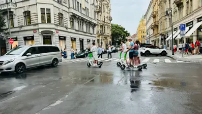 Kaldırım kaosu: Prag, elektrikli scooterları yasaklıyor