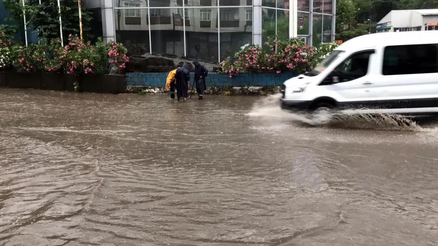 Zonguldak'ta sağanak: Yollar göle döndü 