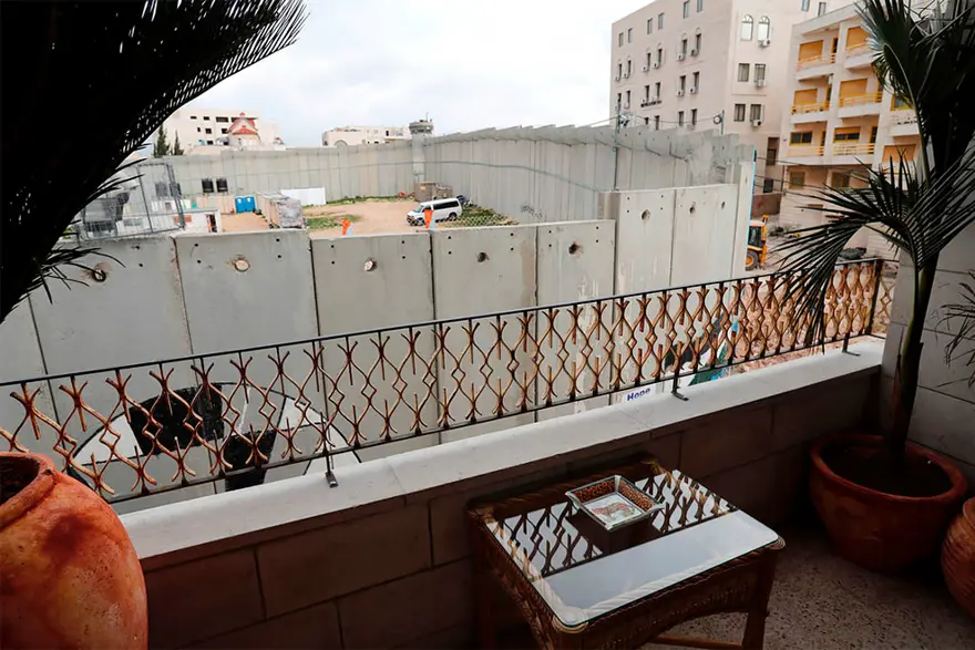 Banksy'den dünyanın en kötü manzaralı oteli 5 Banksy'den dünyanın en kötü manzaralı oteli 5