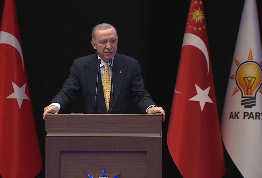 Cumhurbaşkanı Erdoğan'dan Özgür Özel'e tepki: Ayağını denk almazsa denk getirmesini biliriz