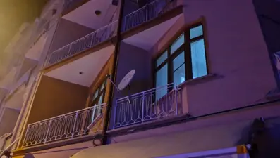 Balkondan tırmanıp eve giren hırsız ev sahibini bıçakladı
