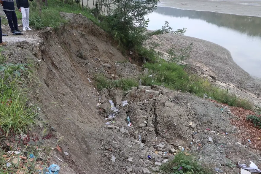 Barajdaki su seviyesi düştü: Kıyıda çatlaklar oluştu Barajdaki su seviyesi düştü: Kıyıda çatlaklar oluştu