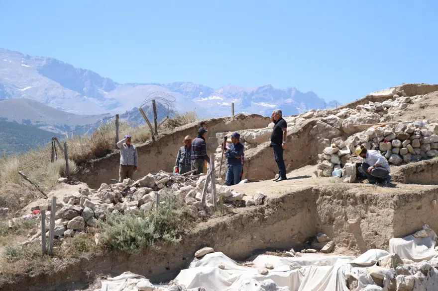 Niğde'deki höyük kazısında Pers dönemine ait alçı surlar bulundu 4 Niğde'deki höyük kazısında Pers dönemine ait alçı surlar bulundu 4