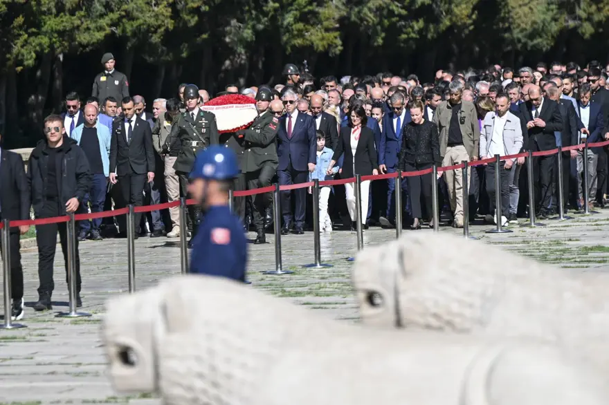 Mansur Yavaş ve Ankara'nın yeni belediye başkanları Anıtkabir'de 1 Mansur Yavaş ve Ankara'nın yeni belediye başkanları Anıtkabir'de 1