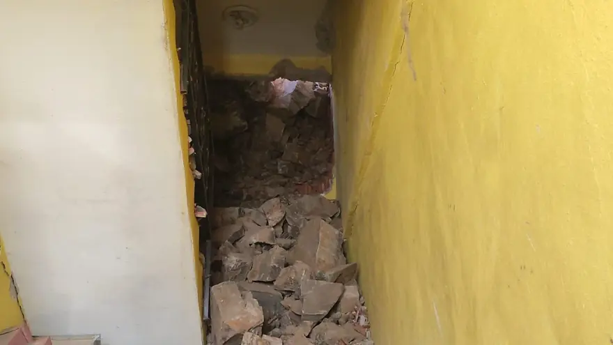 Uzundere'de sabaha karşı göçük meydana geldi: Ev ve iş yerleri zarar gördü 5