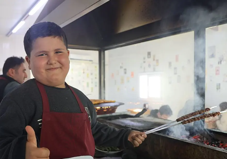 9 yaşındaki Adem herkesin neşesi oldu: "Kebaba gel, ciğere gel" değişiyle yüzleri gülümsetiyor 9 yaşındaki Adem herkesin neşesi oldu: "Kebaba gel, ciğere gel" değişiyle yüzleri gülümsetiyor