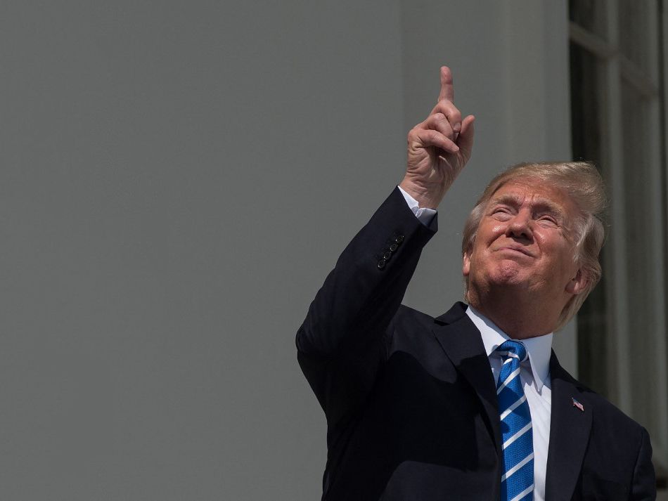 Clinton'dan Güneş tutulması uyarısı: Trump'tan tavsiye almayın