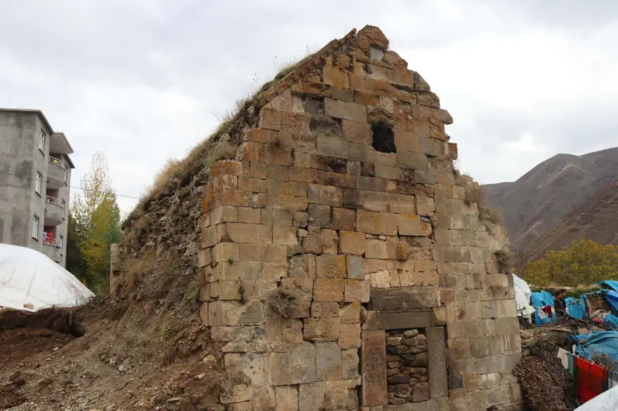 Bin 400 yıllık kilise ot ve saman deposu olarak kullanılıyor 1