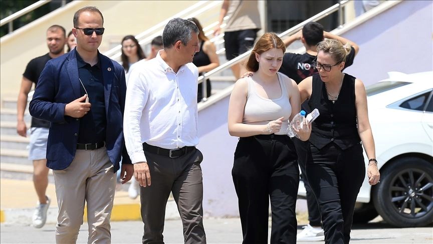 Özgür Özel, Ferdi Zeyrek'in kızının üniversiteye kaydını yaptırdı