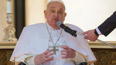 2 hafta önce taburcu olan Papa’dan sürpriz: Vatikan'da halkı selamladı