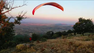 Yamaç paraşütünün yeni gözde mekanı Karaçam Köyü