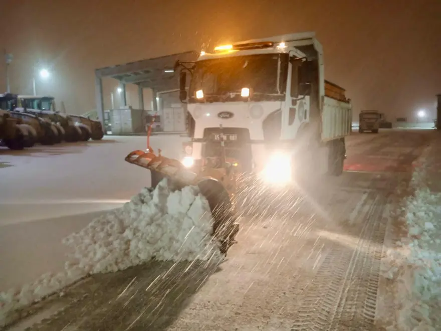 Van'da yoğun kar yağışı: 131 yerleşim yerine ulaşım sağlanamıyor 9