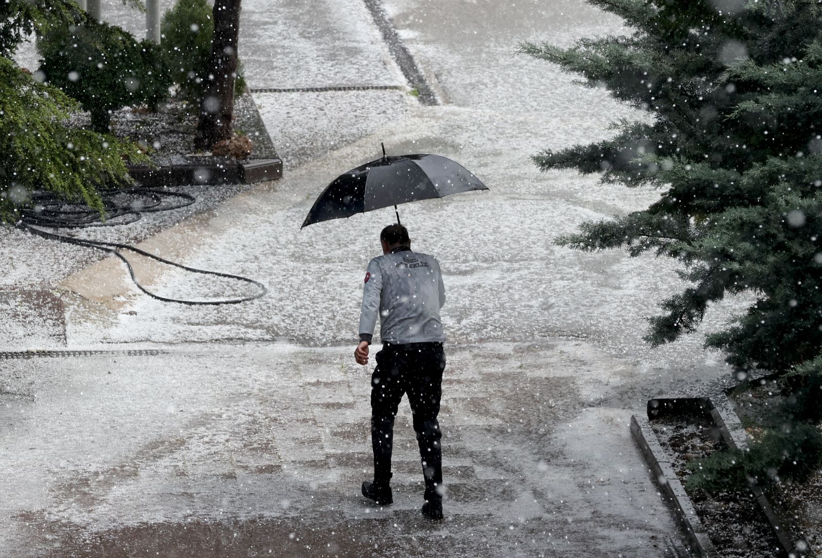 Ankara'da dolu ve sağanak hayatı felç etti