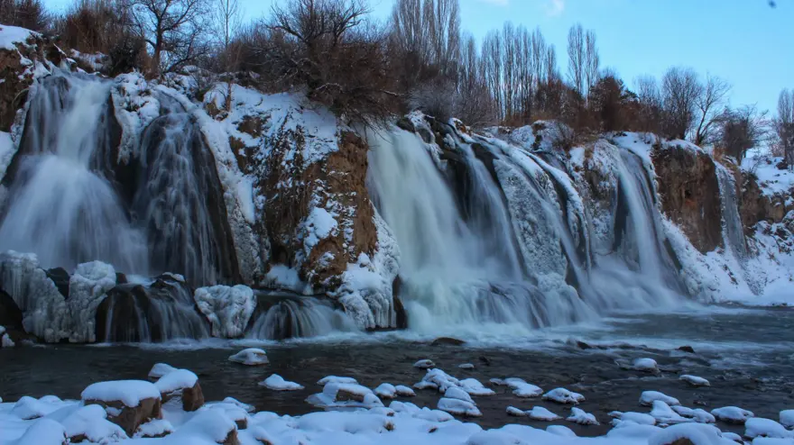 Muradiye Şelalesi beyaza büründü Muradiye Şelalesi beyaza büründü