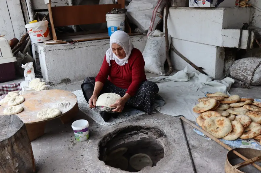 Uzun süre bayatlamayan ekmekler böyle pişiriliyor: Gelenek Erzurum'da sürüyor 