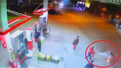 Benzinlikte panik: Kaza yapan motosiklet alev aldı