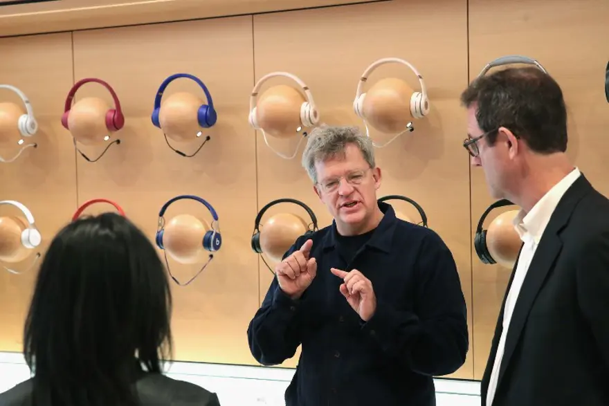 Apple Chicago'da çatısı "MacBook" şeklinde mağaza açtı 8 Apple Chicago'da çatısı "MacBook" şeklinde mağaza açtı 8