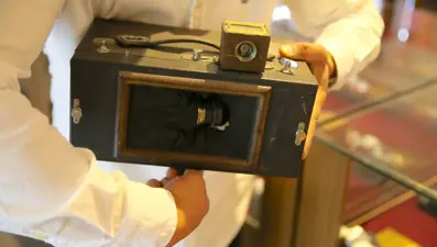 119 yıllık fotoğraf makinesi görenleri şaşırtıyor
