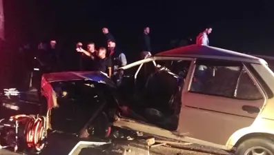 Aydın'da iki araç çarpıştı, biri uçuruma yuvarlandı