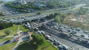 Metrobüs duraklarında yoğunluk (FSM'de çalışma devam ediyor)