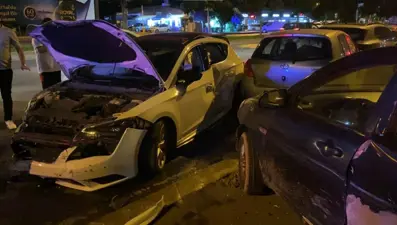 Kartal'da kontrolden çıkan araç dehşet saçtı: 2 yaralı