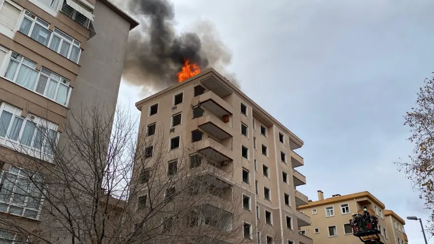 Ataşehir'de 8 katlı metruk binanın çatısı alev alev yandı 1